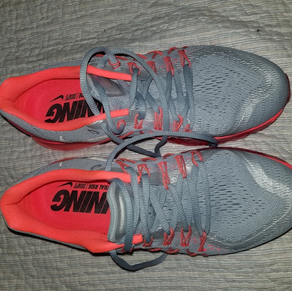 LIKE NEW NIKE AIRMAX SIZE 9